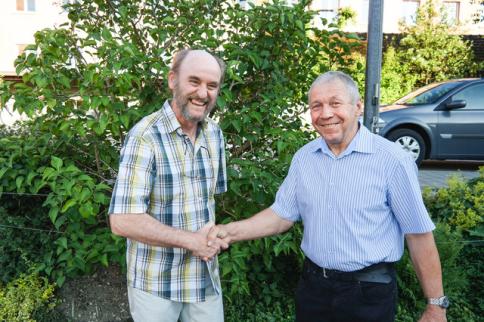 Gemeindepräsident Fritz Kohler übergibt dem Ehrenbürger Dieter Sigrist die Urkunde