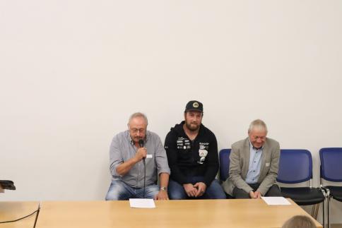 von links nach rechts: Vizepräsident Fritz Lehmann, Gastreferent und Schwinger Matthias Aeschbacher sowie Gemeindepräsident Fritz Kohler